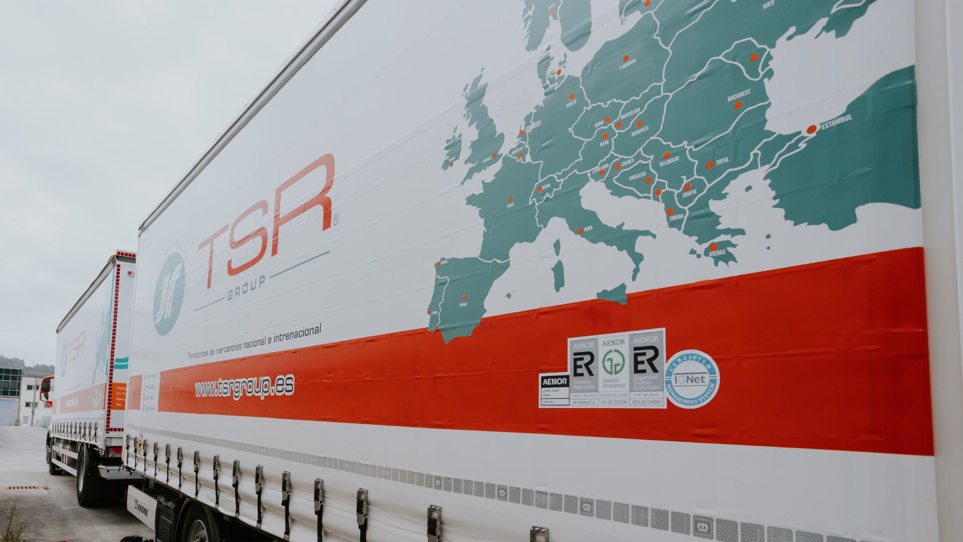 Semirremolque TSR Group con mapa de rutas europeas y certificaciones AENOR e IQNet en el lateral