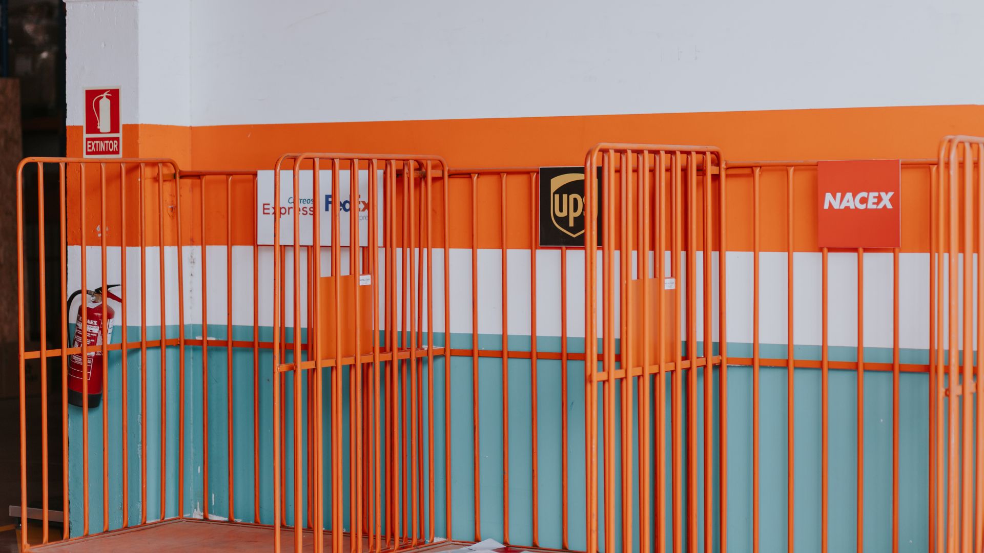 Área de paquetería en instalaciones TSR Group con servicios de Correos Express, FedEx, UPS y NACEX