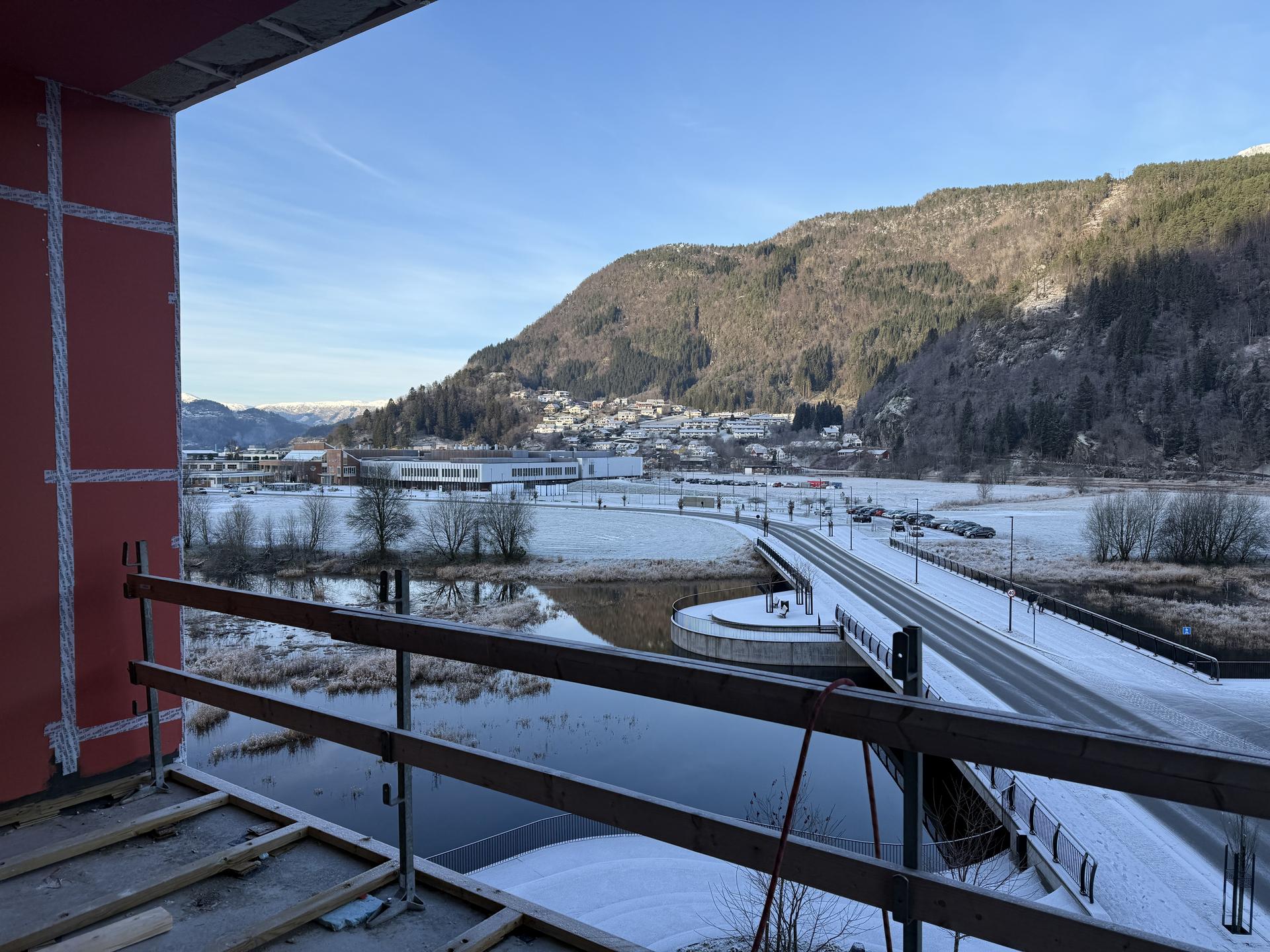 - B41 har veranda i nord og innglasa balkong i sør - Her ser vi utsikta mot nord-vest fra veranda - 