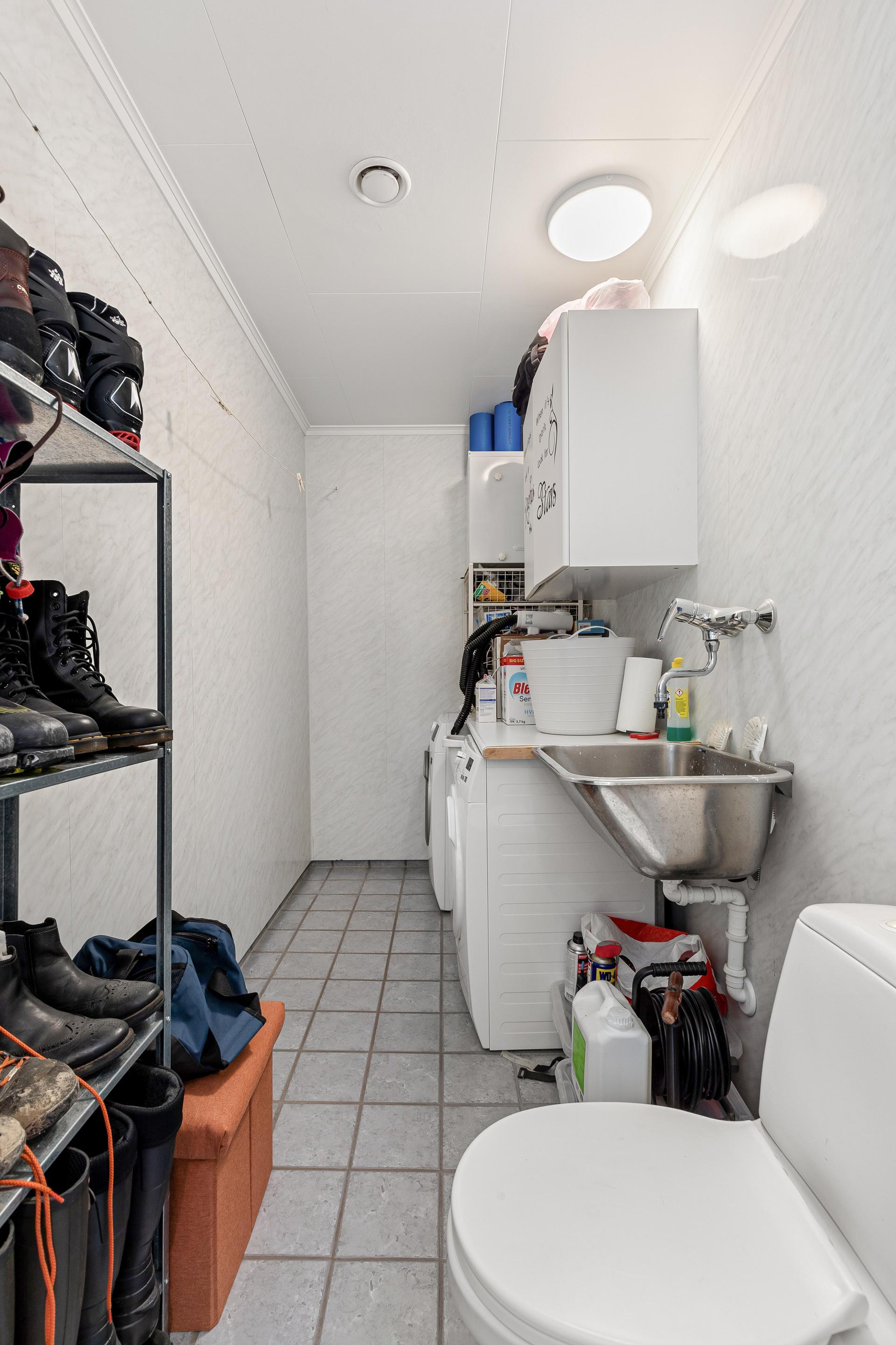 Vaskerom med ekstra toalett og god plass til oppbevaring.