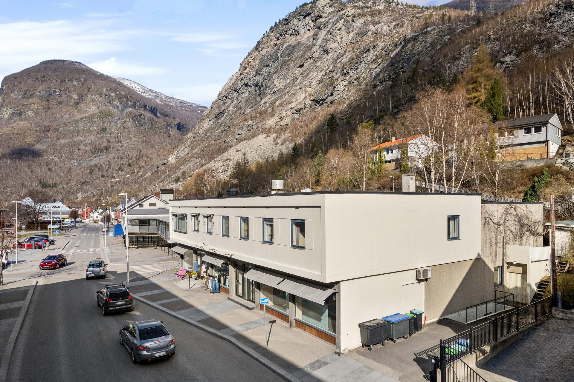 Kombinasjonsbygg med 2 næringsdeler på gateplan, kontorlokale og leilighet i 2.etasje.