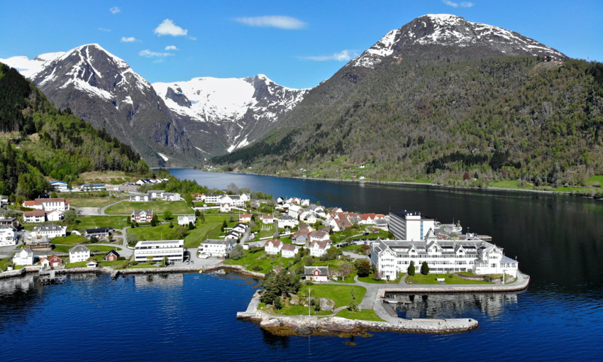 Bustadane vil kunne skilte med ypperlege sol- og utsiktstilhøve. Kort veg til alt Balestrand kan tilby!