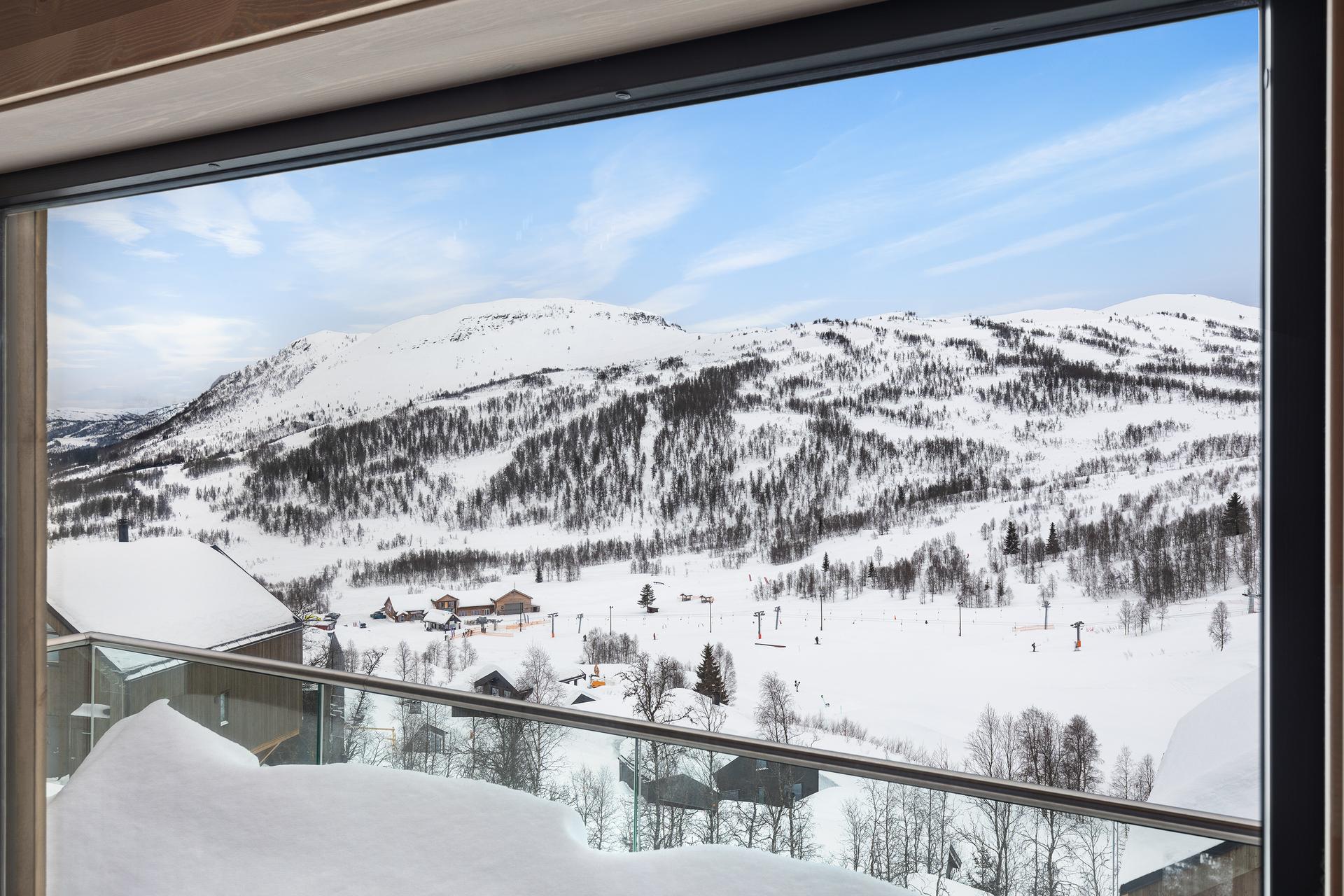Frå stova er det utsikt mot skianlegget og Dalalåven.