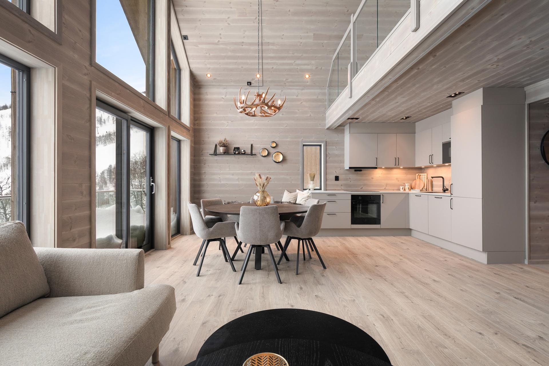 Stove/kjøkken delen har særs god takhøgde som skapar ein fin atmosfære.
