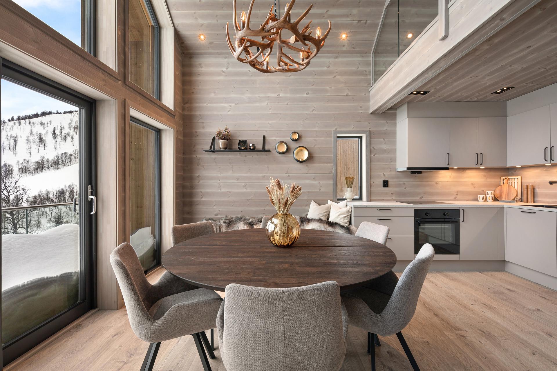 Slitesterk laminat på golv i oak beige som harmonerar godt til omgivelsane.