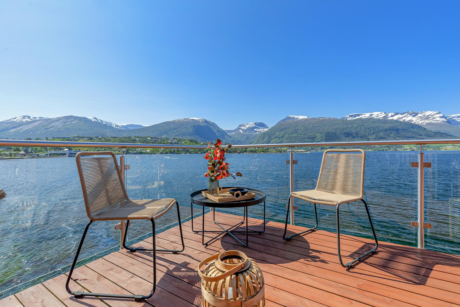 Frå vinterhagen er det utgang til ein stor balkong med fantastiske sol- og utsiktstilhøve.