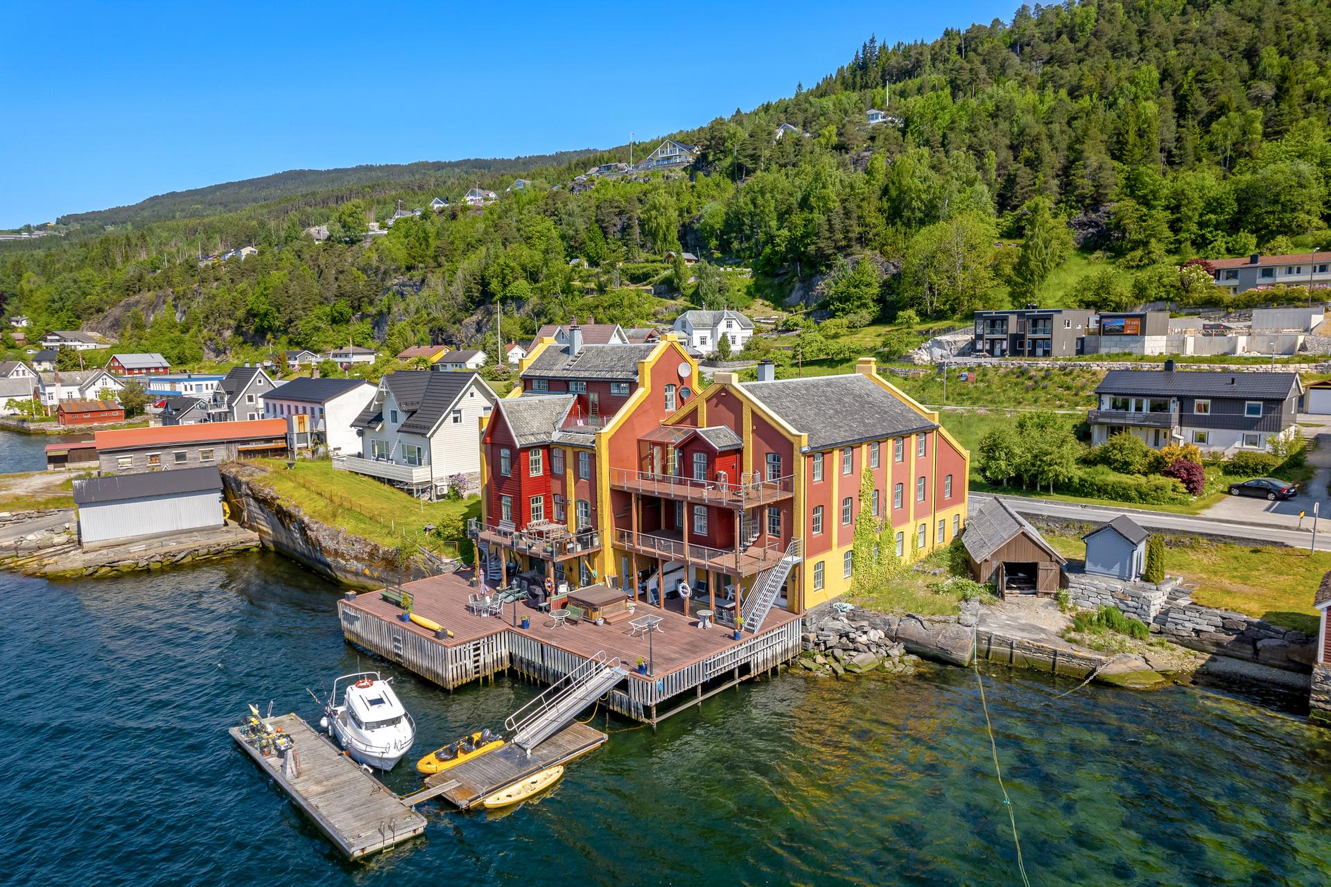 Sameiget har ein særs attraktiv beliggenhet "på" fjorden og med kort avstand til servicetilbod og turterreng.
