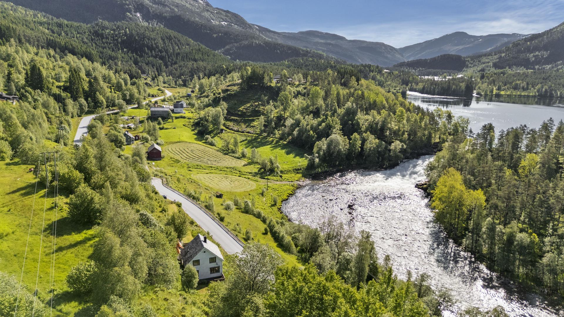 - Boligen har en fin beliggenhet ved Viksdalsvegen med fantastisk utsikt over Fossfossen -
