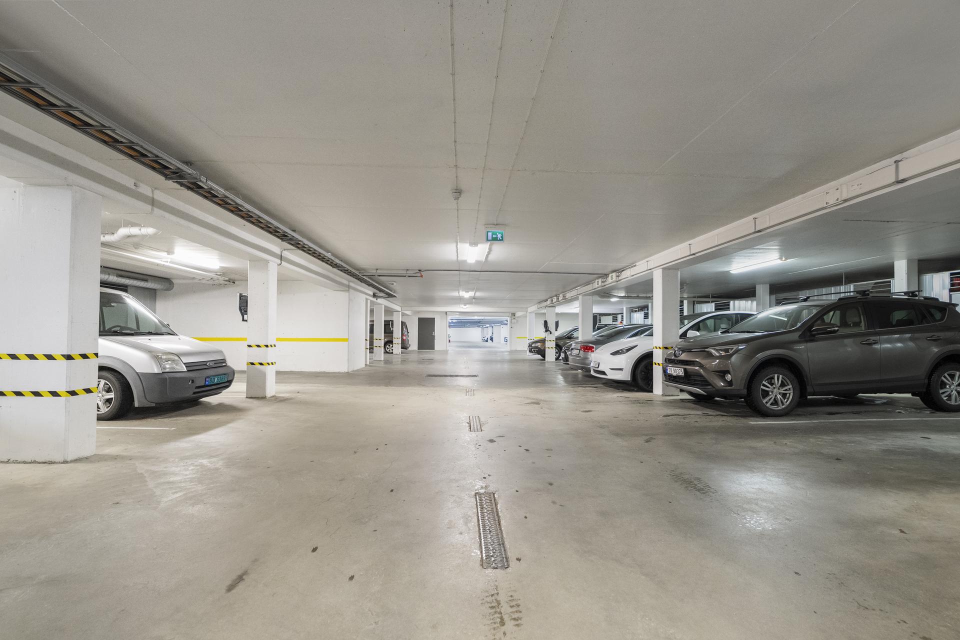- Leiligheten har fast parkeringsplass i kjeller. Her kan du gå tørrskodd fra bilen - 