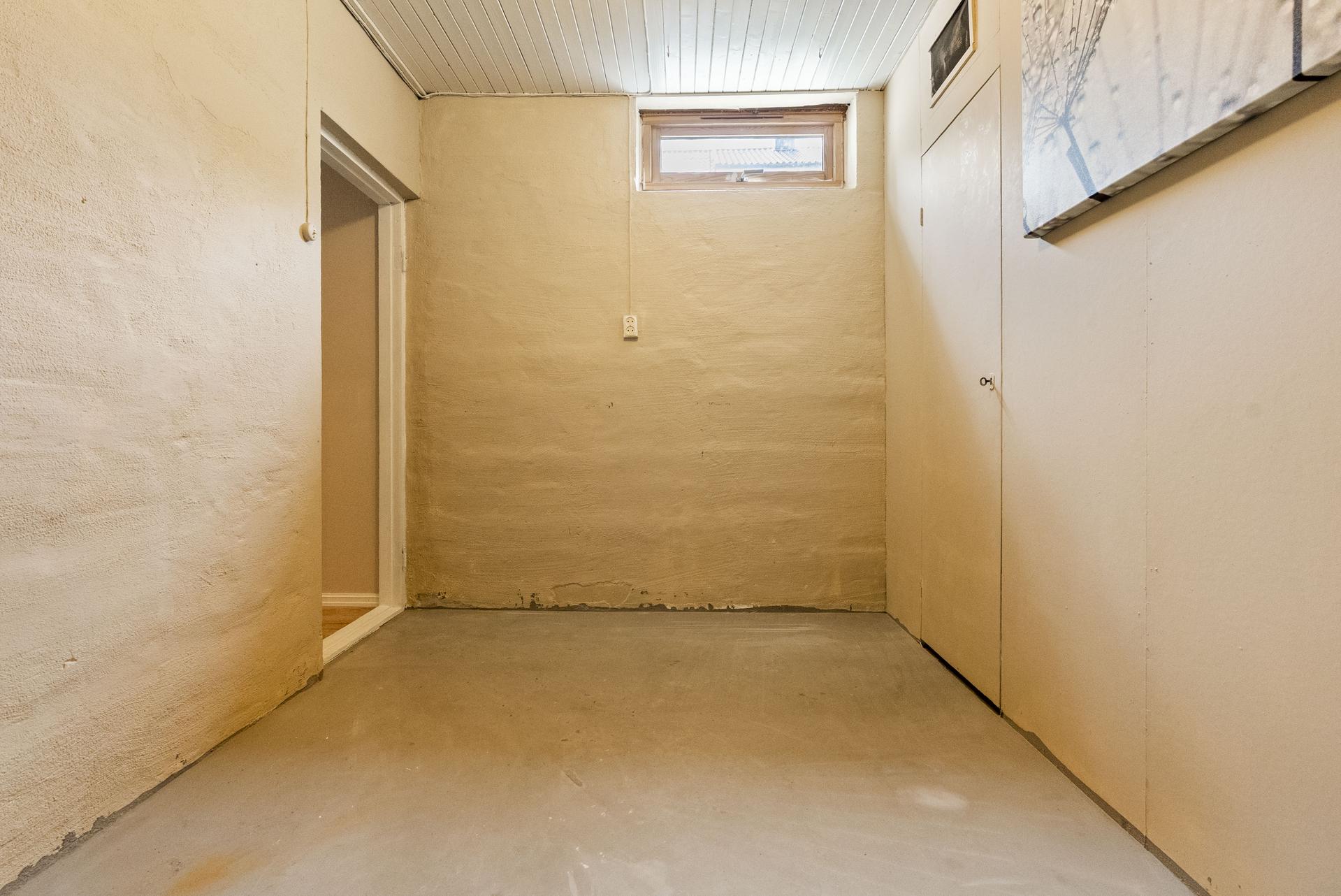 - Svært god lagringsplass med flere boder - 