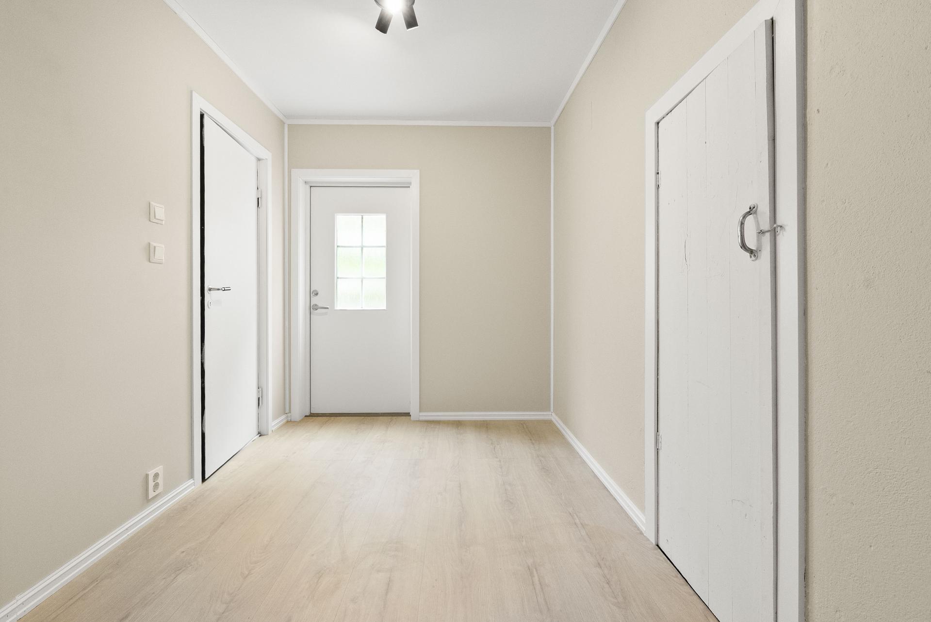 - Kjeller med utgang til parkeringsplass - 