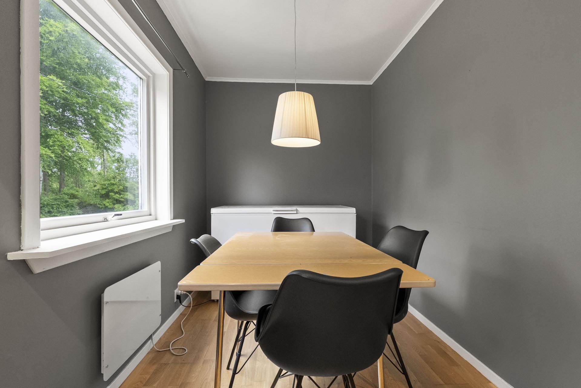 - Kjøkken med god plass til spisegruppe med plass til hele familien rundt.  Også kjøkkenet har store vindusflater - 