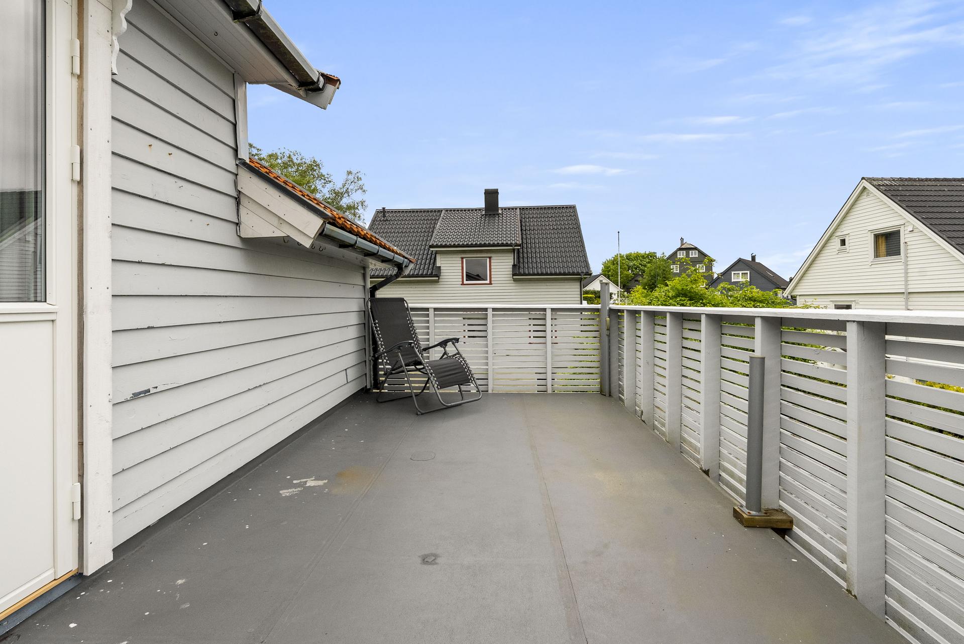 - Sørvendt terrasse på 14m2 med utgang fra soverom 3 - 