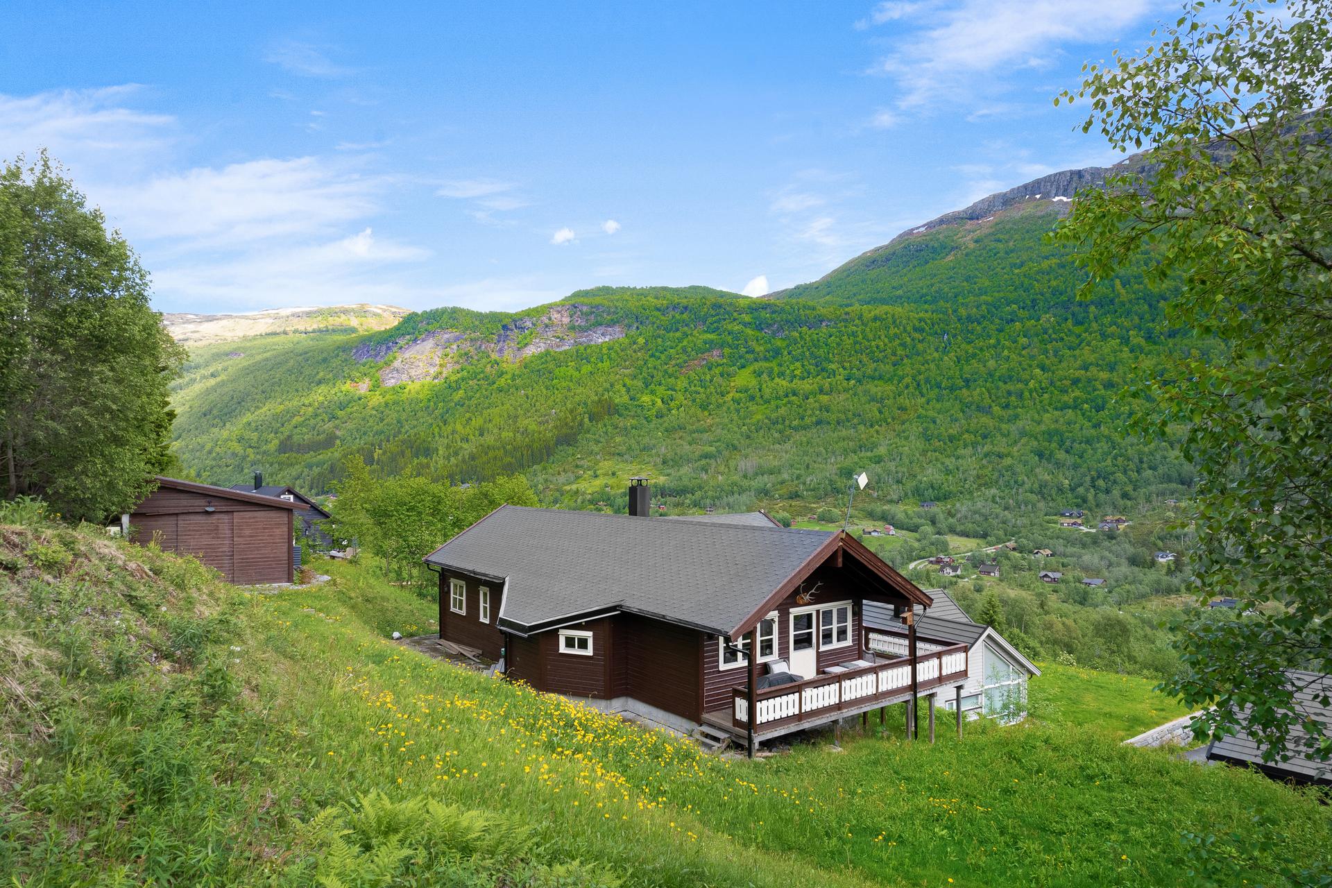 ... med køyreveg heilt til tomt. Her kan ein parkere både i garasje og på eiga tomt.