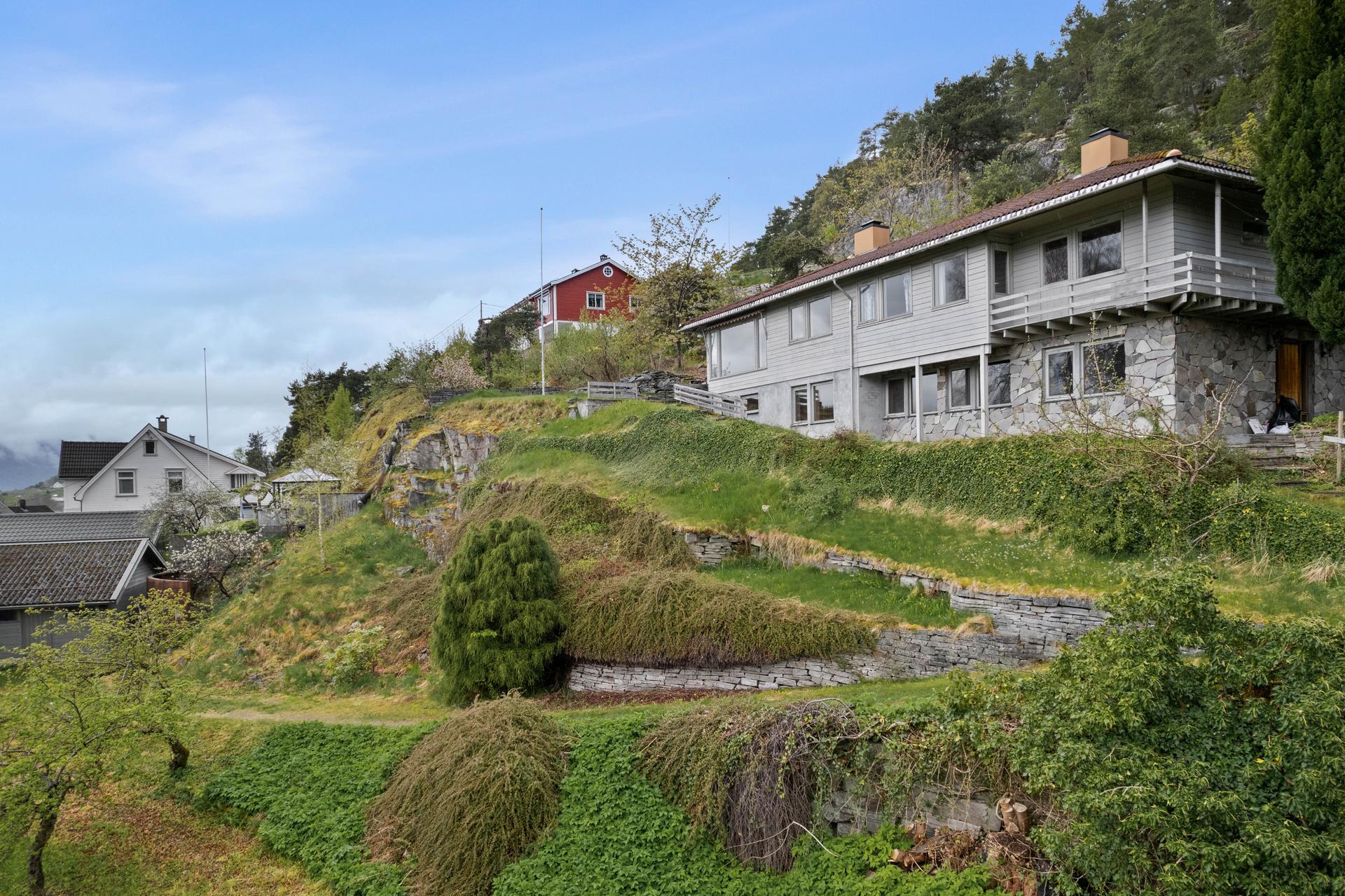 Stor einebustad med oppussingsbehov.