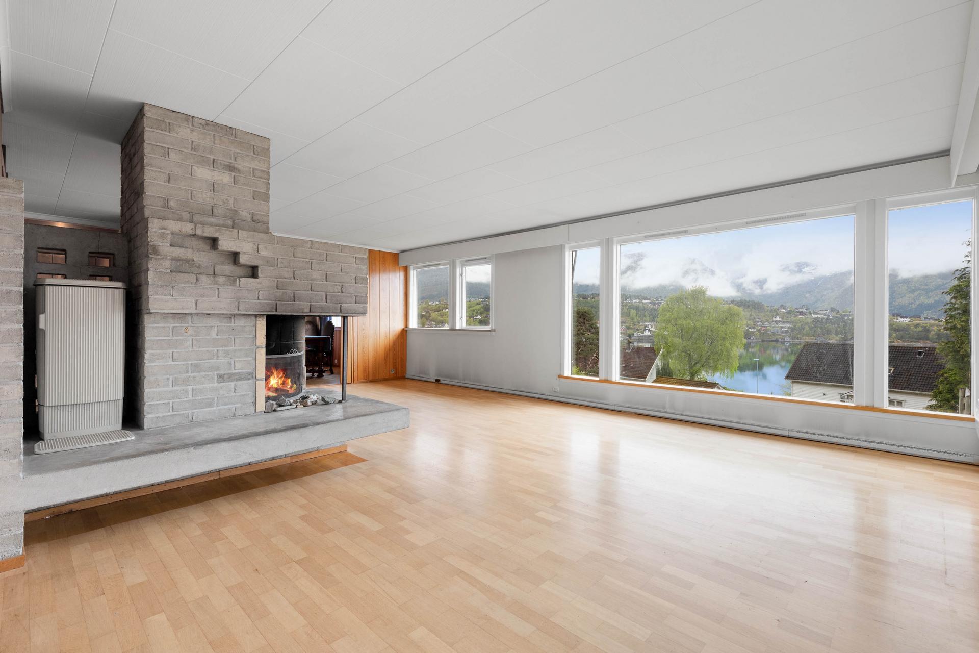Romsleg stove med store vindaugsflater som sikrar eit godt lysinnslepp.