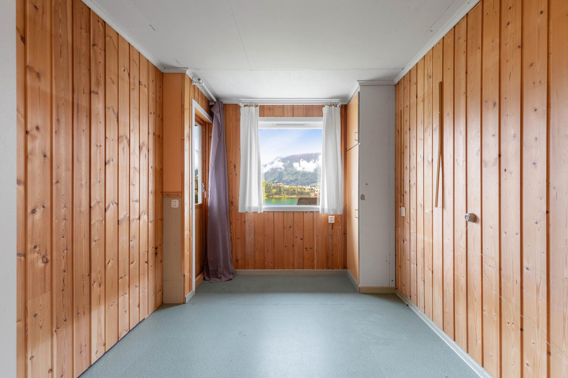 ... og fleire soverom med plass til seng og garderobe. Her har du eit blankt lerret du kan skape det slik du ynskjer.