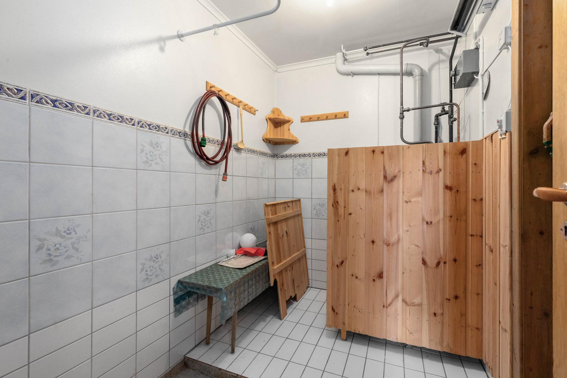 Flisa bad med oppgraderingsbehov, på dette badet har ein og...