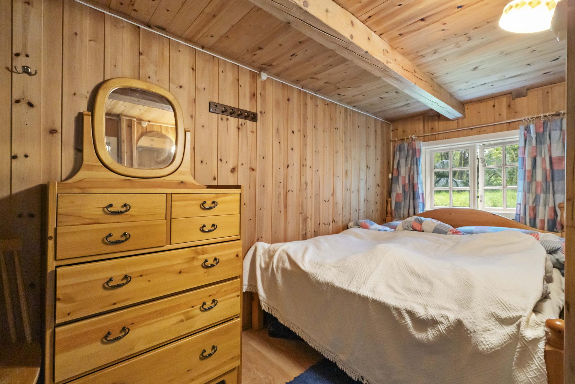 - Hovedsoverom har vegger av panel og gulv av laminat - 