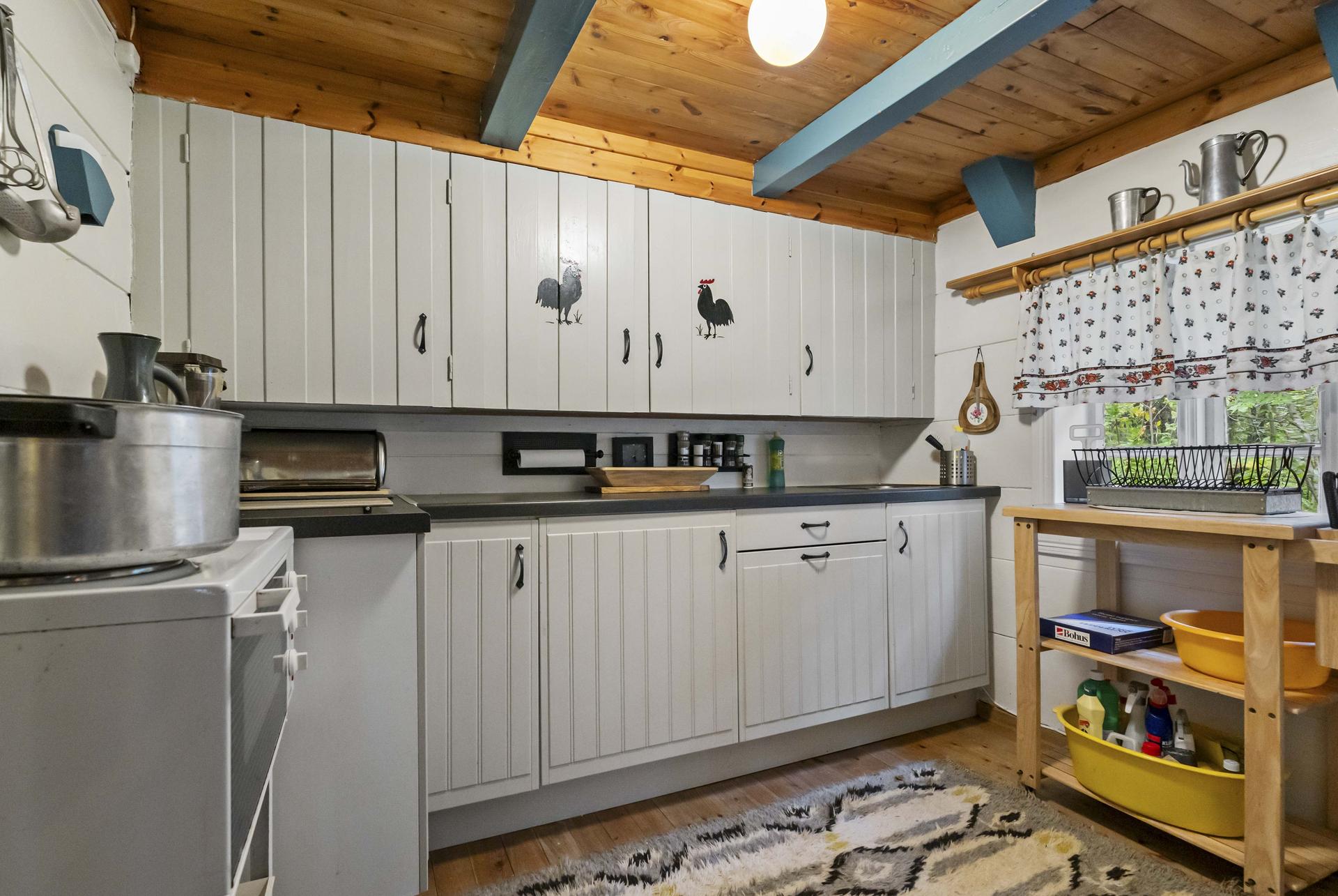 - Kjøkkenet har innredning fra Ikea med malte fronter av finér og laminert benkeplate -