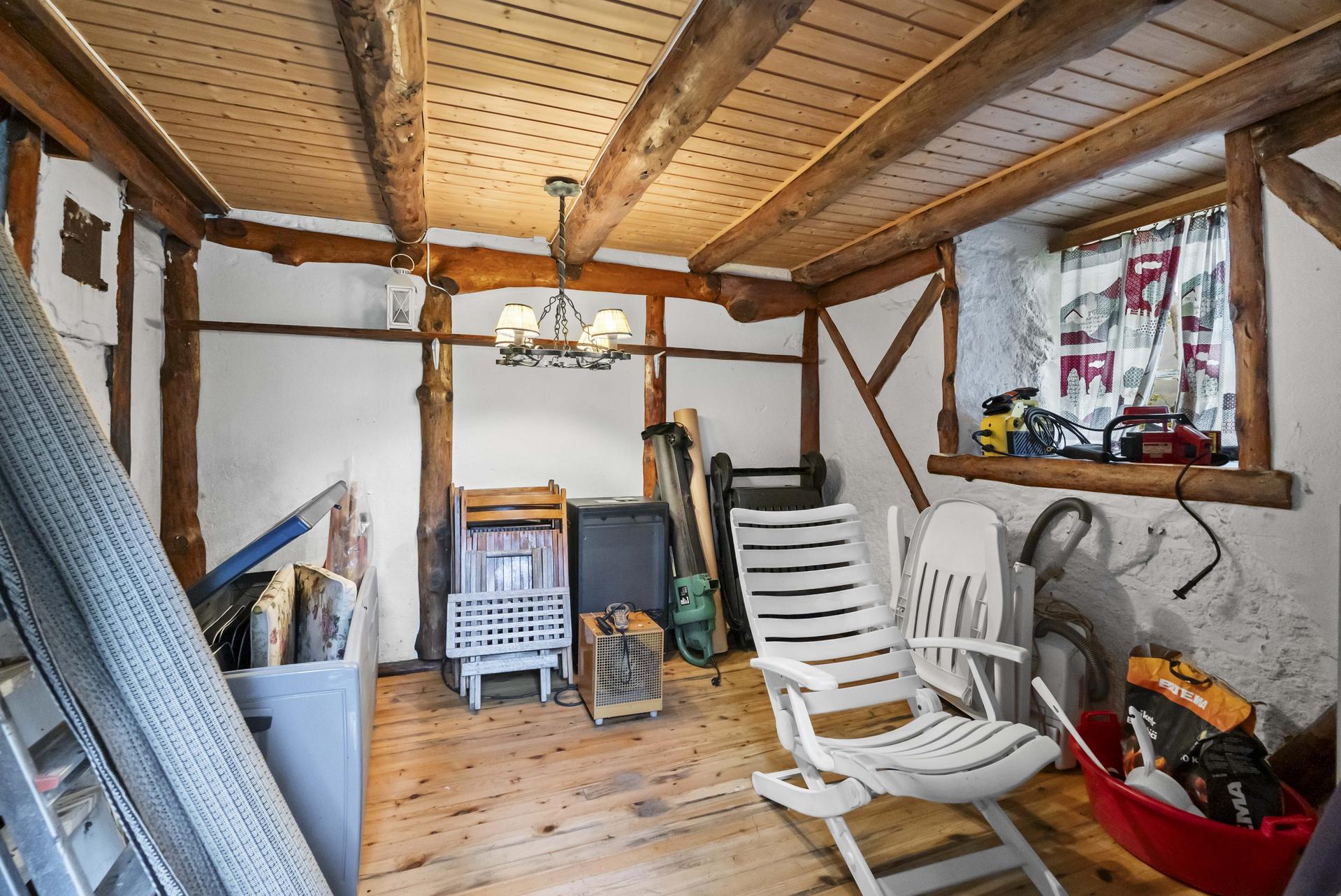 - Kjelleren rommer ca 10m² med en takhøyde på 2 meter -