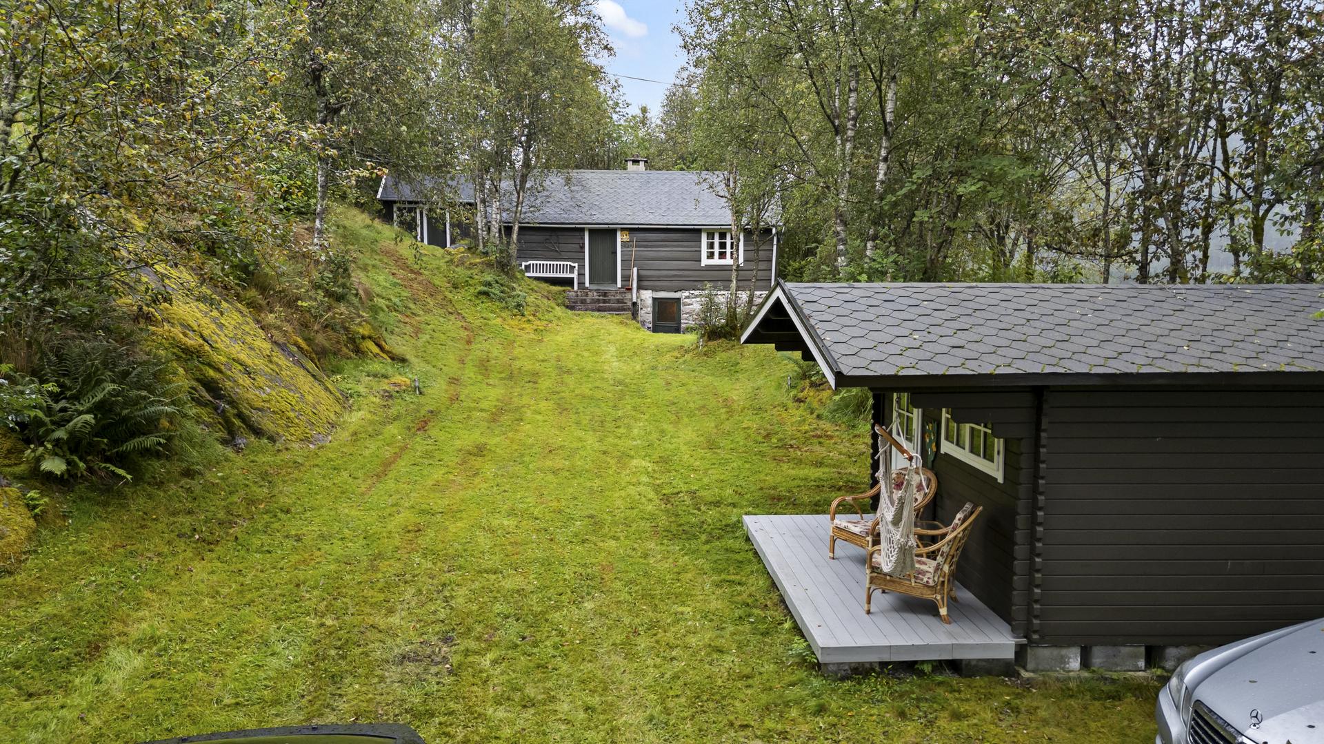 - Eiendommen ligger i landlige omgivelser med ca 5. km til Sande sentrum - 