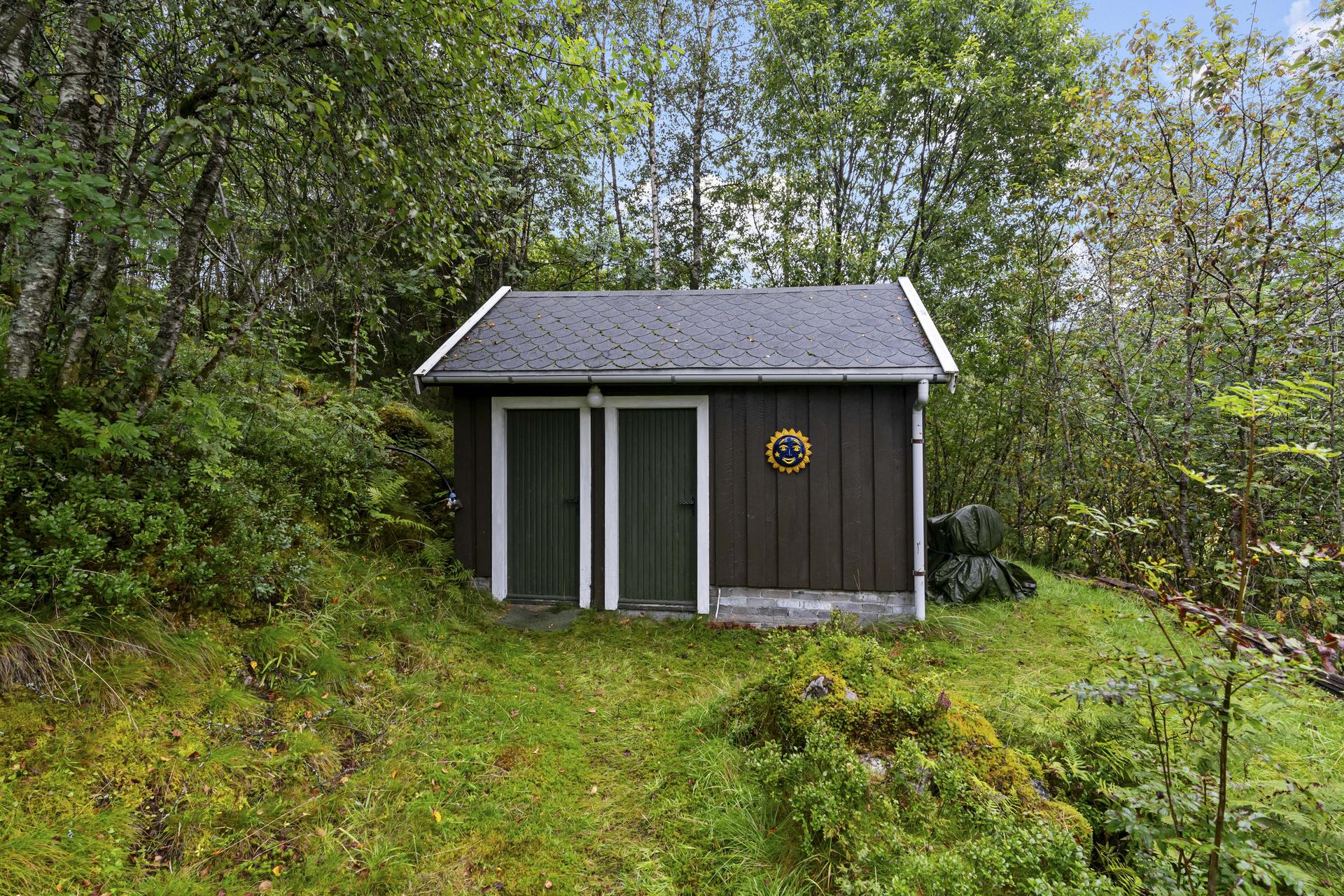 - Utedo/redskapsbod på ca 8m² - 