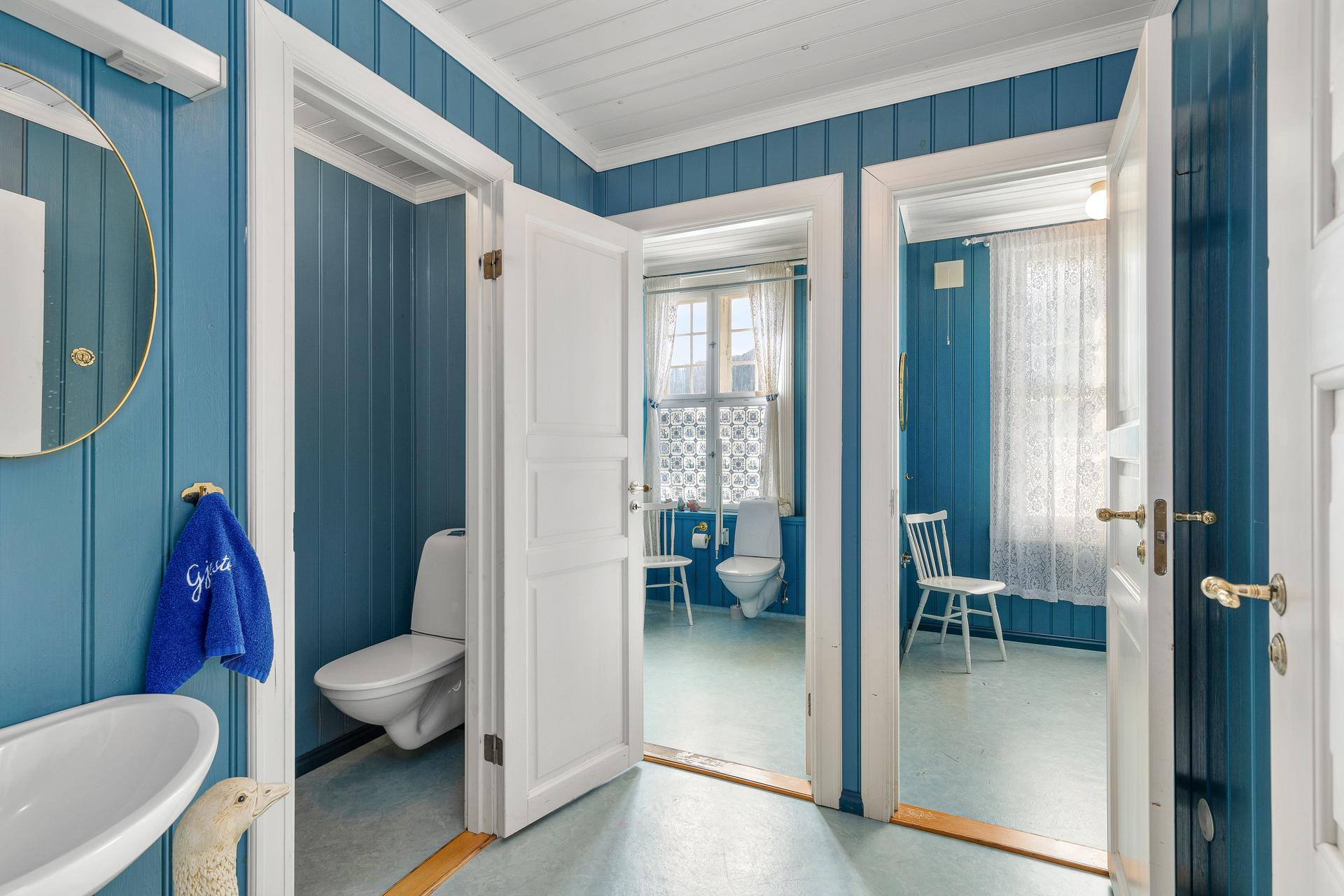 Bad med fleire avluker med toalett. Her er det og utstyrt med fleire servantar og dusj.
