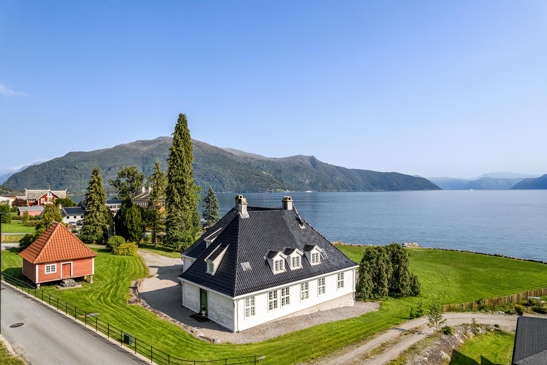 Fantastisk eigedom med strandlinje, flat hage, utsikt og spennande historie.