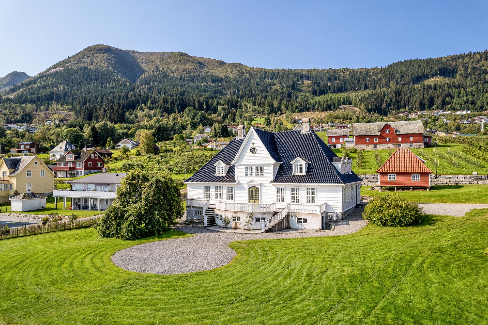 Eigedommen er ført opp i 1790 og har hatt fleire bruksområder, frå Futegard og Hotell til bustad.