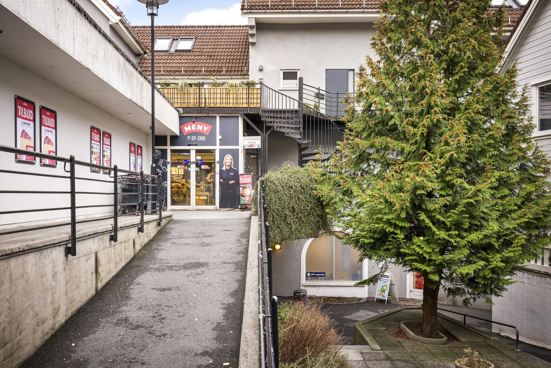 Til hverdagens nødvendigheter har man et godt utvalg matbutikker, her vist med rikholdige Meny Støletorget, treningssentre og et godt kollektivtilbud er det kort gangavstand fra leiligheten.
