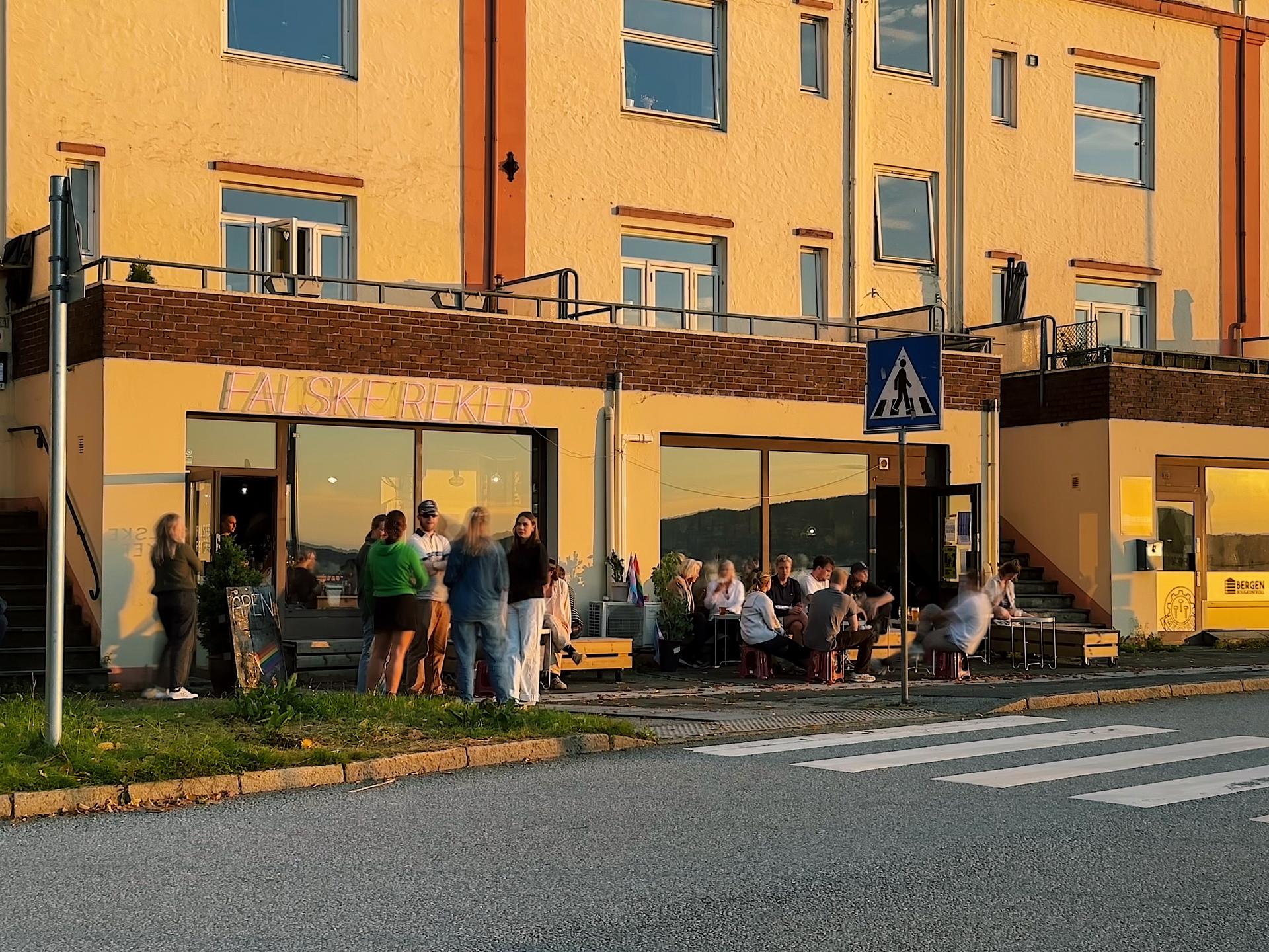 Falske Reker er en liten perle av en nabolagsrestaurant - uformell, leken og lokalt forankret. Her møtes naboer til naturvin og snacks, og stemningen er like god på en tirsdag som en fredag. Å ha et sted som dette rett nedi gaten er ekte hverdagsluksus.