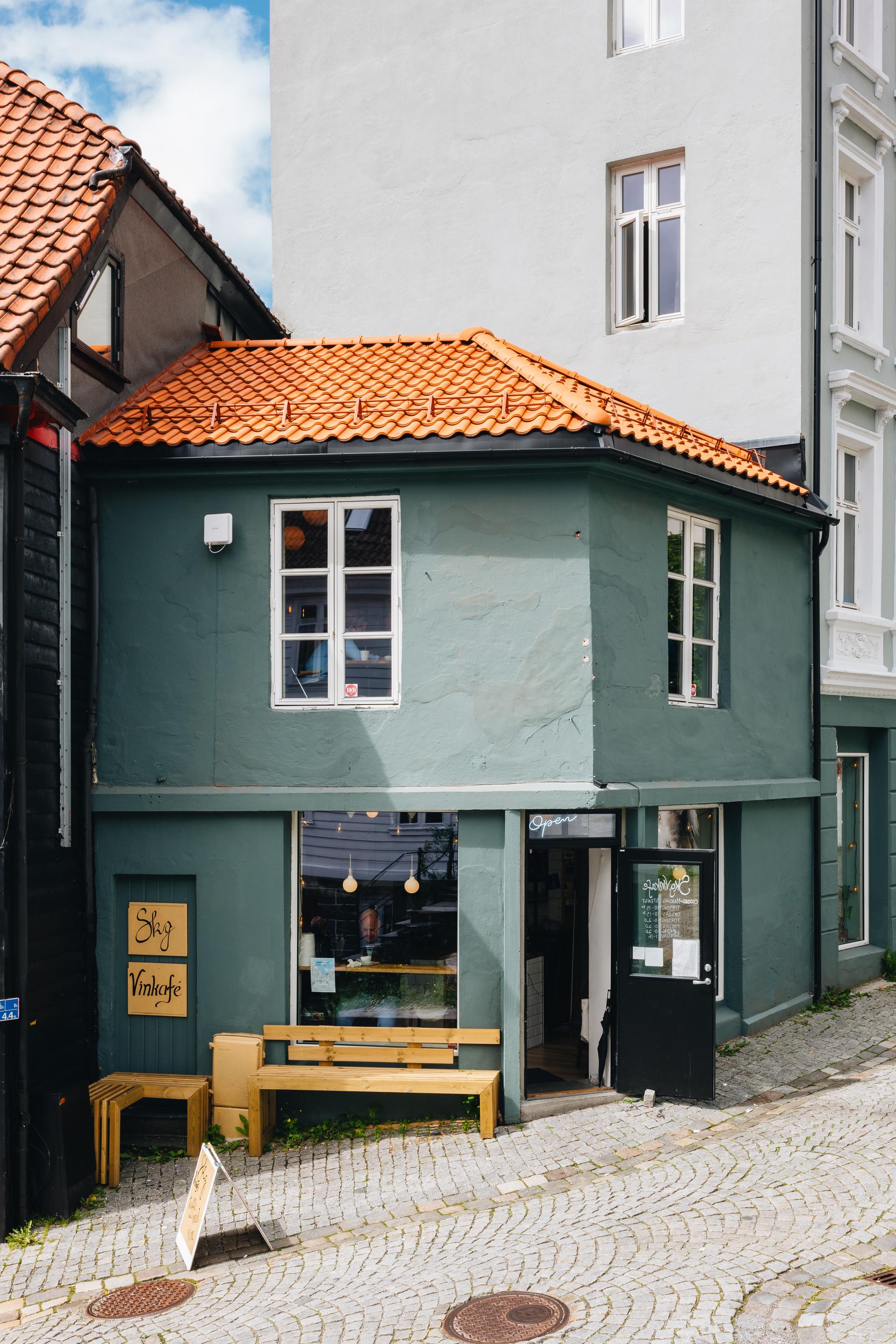 SGV vinkafé ligger også i nabolaget - en intim og sjarmerende perle med naturvin i glasset og småretter med stor personlighet. Perfekt for en rolig kveld, en god samtale og følelsen av å være akkurat der du skal.