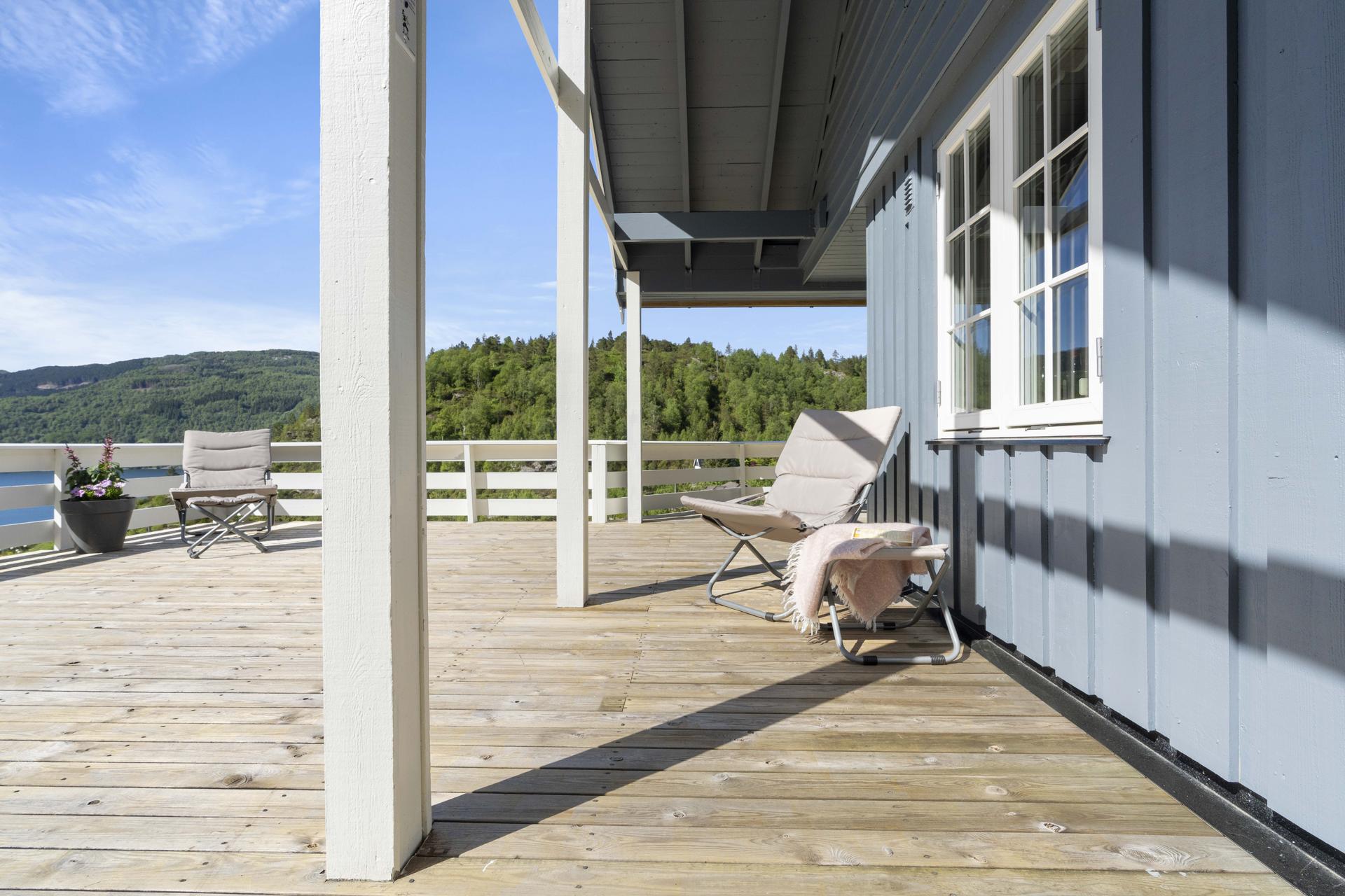 - Stor terrasse med mange innredningsmuligheter -