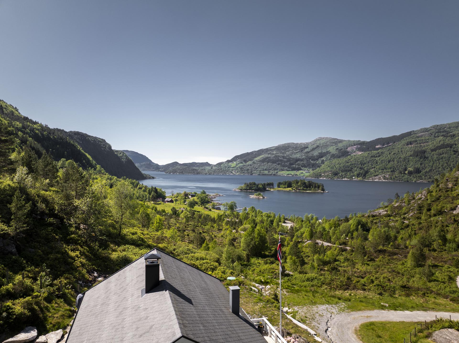 - Eiendommen har en svært fredelig og idyllisk beliggenhet nær sjø -
