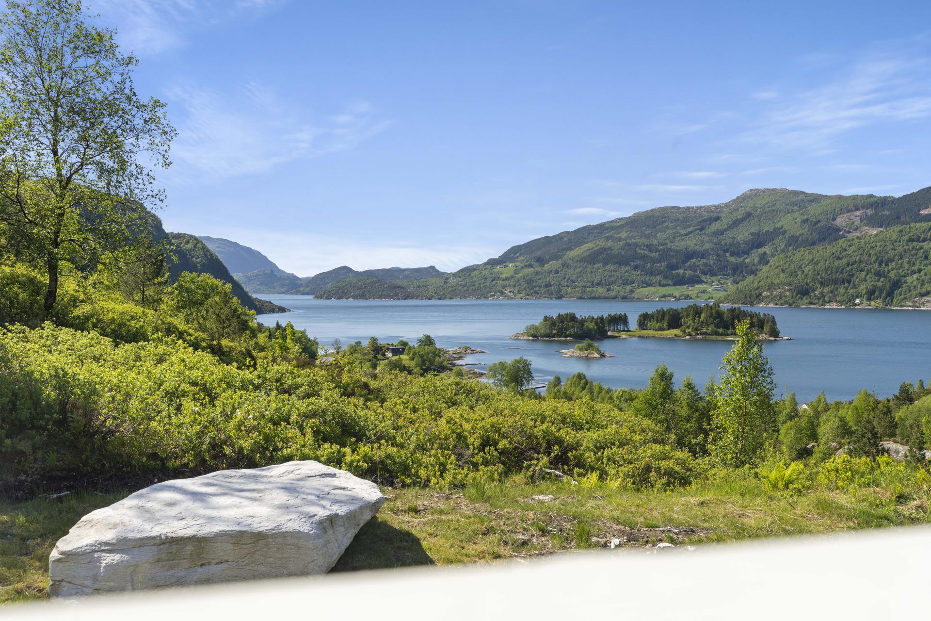- Nede ved fjorden (ca. 5 minutter å gå) er det mulighet for å leie båtplass. Fjorden byr på gode båt- og fiskemuligheter - 