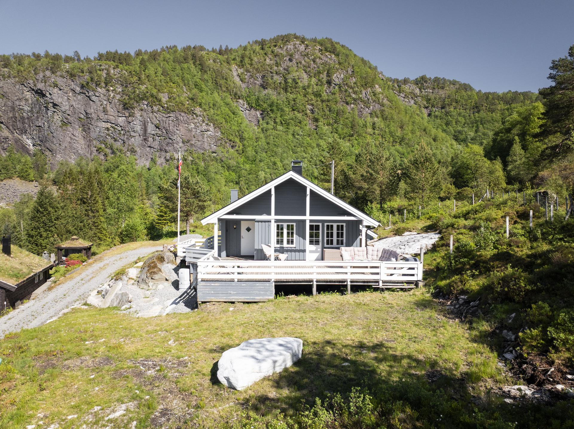 - Hytten er godt vedlikeholdt i selgers eiertid. Det er lagt nytt tak, vindskibord, forbore, takrenner og pipehatt i 2021 -