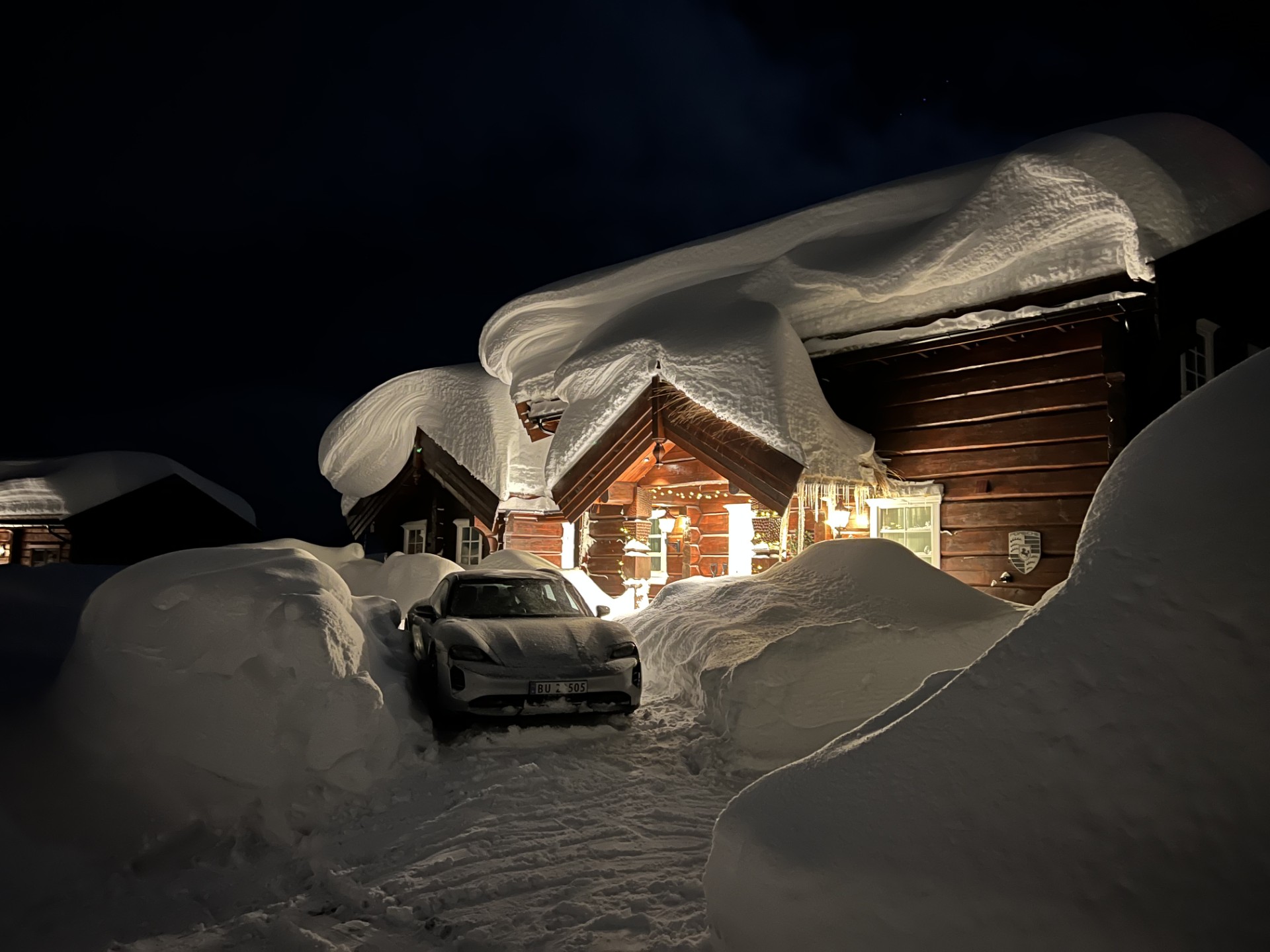 Hytta ligg i eit snørikt område med kilometervis med preparerte skiløypar og mange nedfartar.