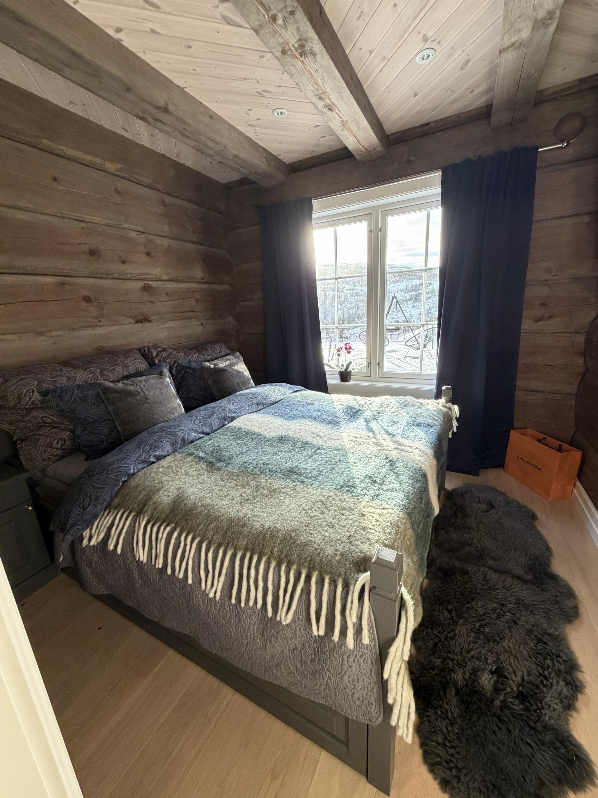 Stort hovudsoverom med god plass til dobbeltseng og garderobe.