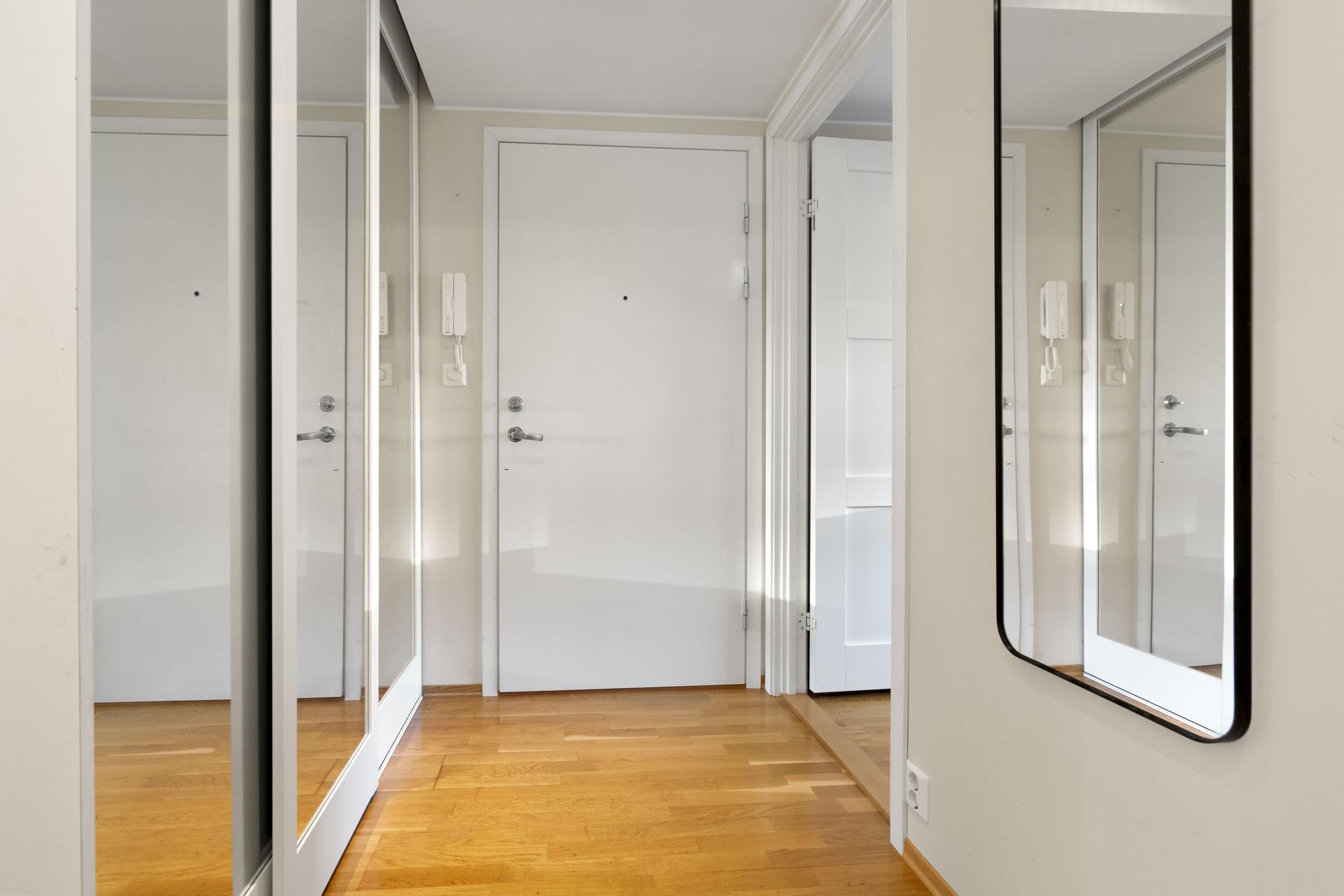 - Stor skyvedørsgarderobe med speil i gang -