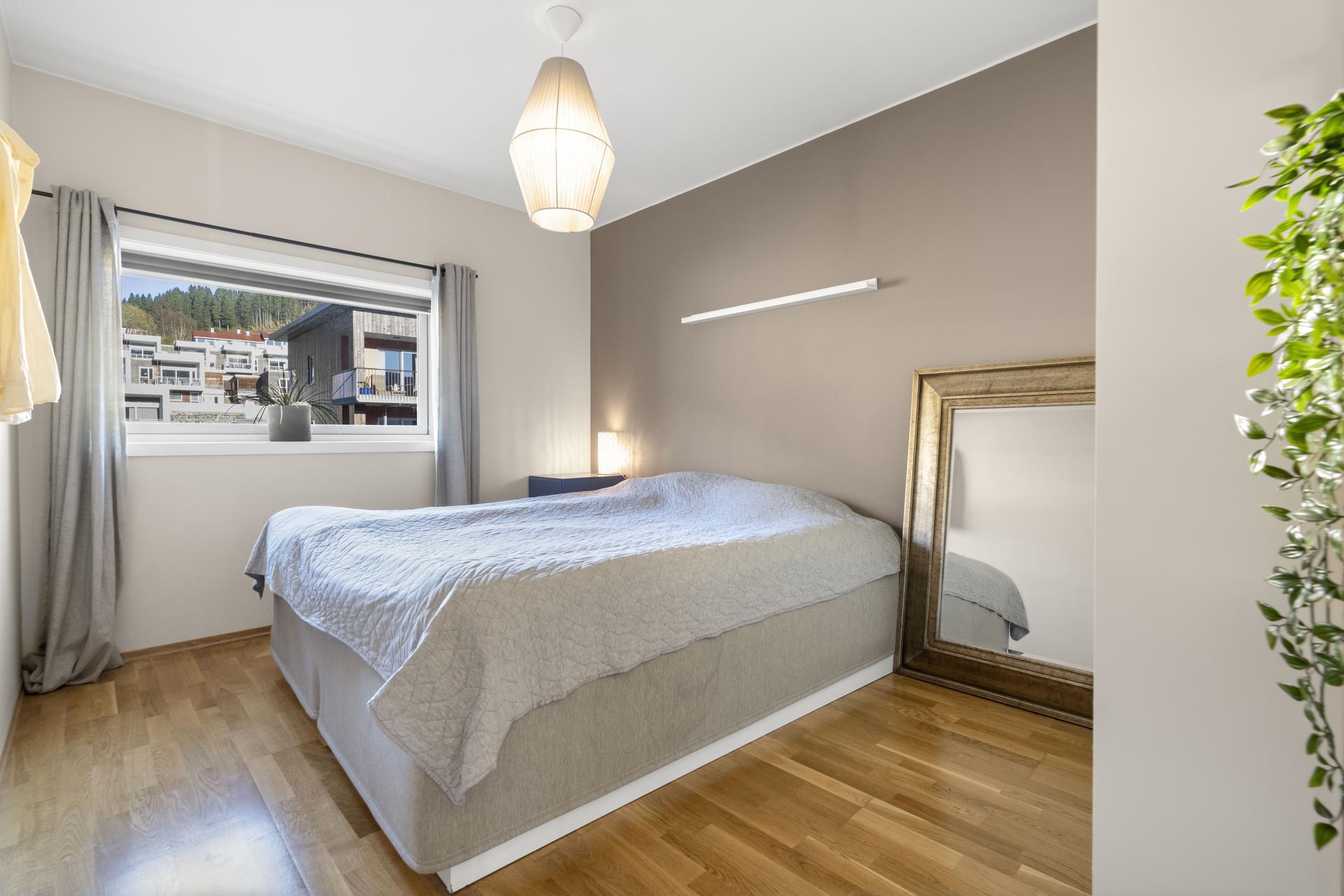 - Romslig hovedsoverom med skyvedørsgarderobe -