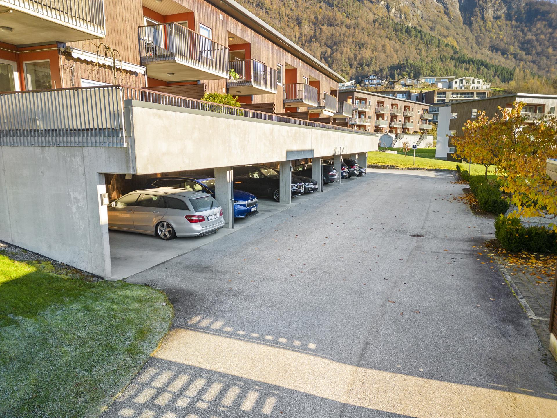 - Fast parkeringsplass i felles carportanlegg -