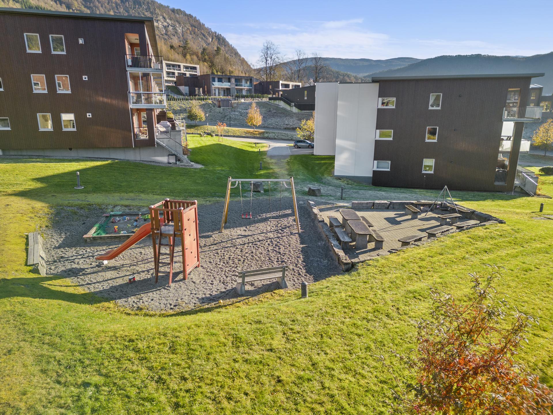- Sameiet har svært pent opparbeidet fellesarealer -