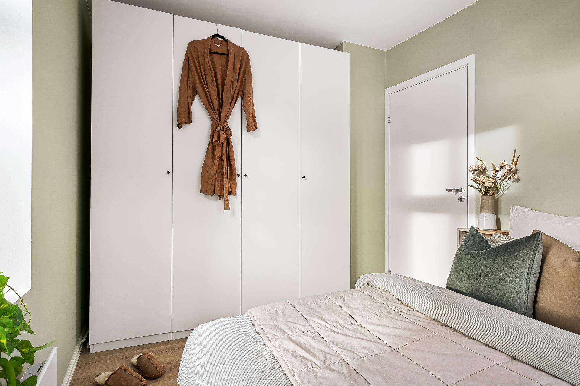 Rommet er videre utstyrt med en medfølgende garderobe. 
