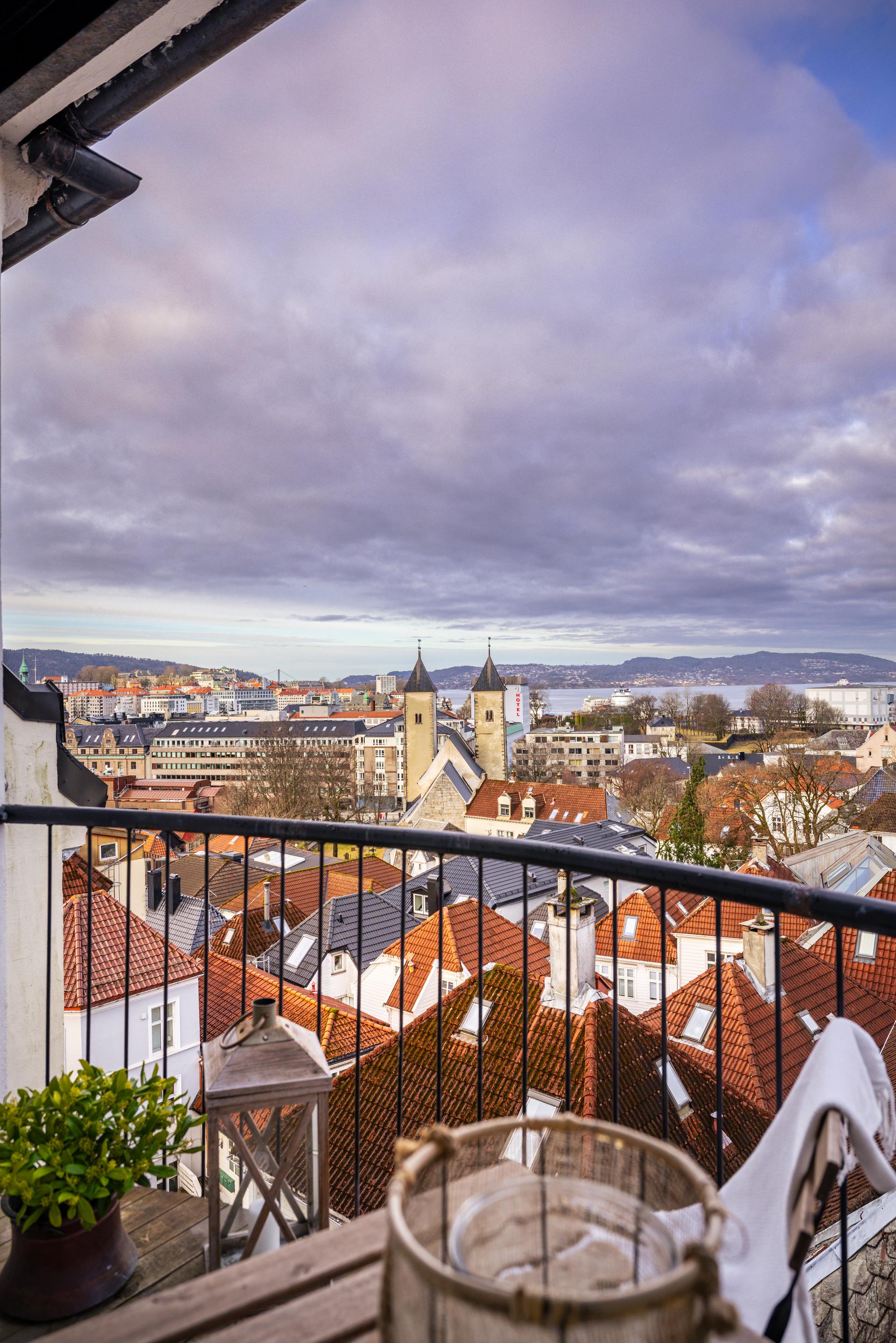 Fra vinduene i stuen skuer man ut over Bergen by, mot innseilingen og den sjarmerende bebyggelsen rundt.