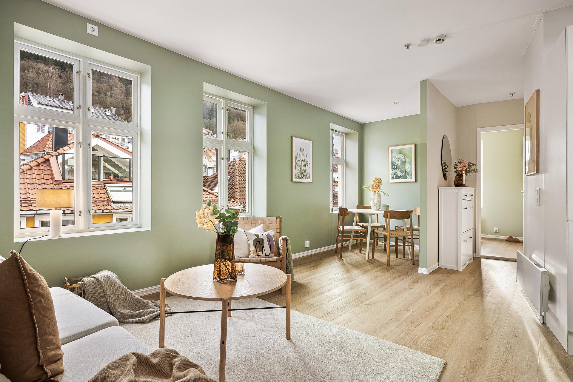 Velkommen inn! Leiligheten ligger trygt plassert i byggets 4. etasje, og er en del av et lite og veldrevet sameie. De store vindusflatene sikrer gjennomgående utmerkede lysforhold, og en smart planløsning gir maksimal utnyttelse av arealet. 