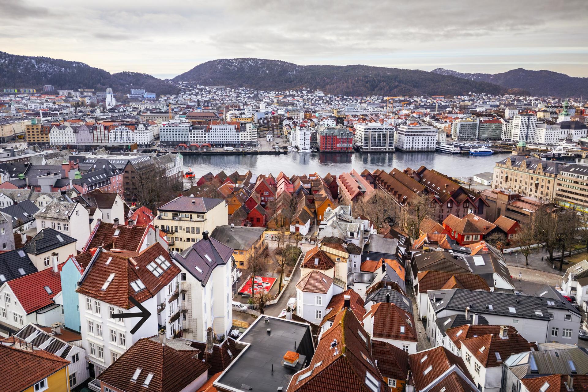 Leiligheten ligger utmerket plassert i Bergen sentrum, like bak Bryggen. Her har man alt man kan ønske seg like utenfor gatedøren, samtidig som man ligger godt skjermet fra byens larm og lyder.