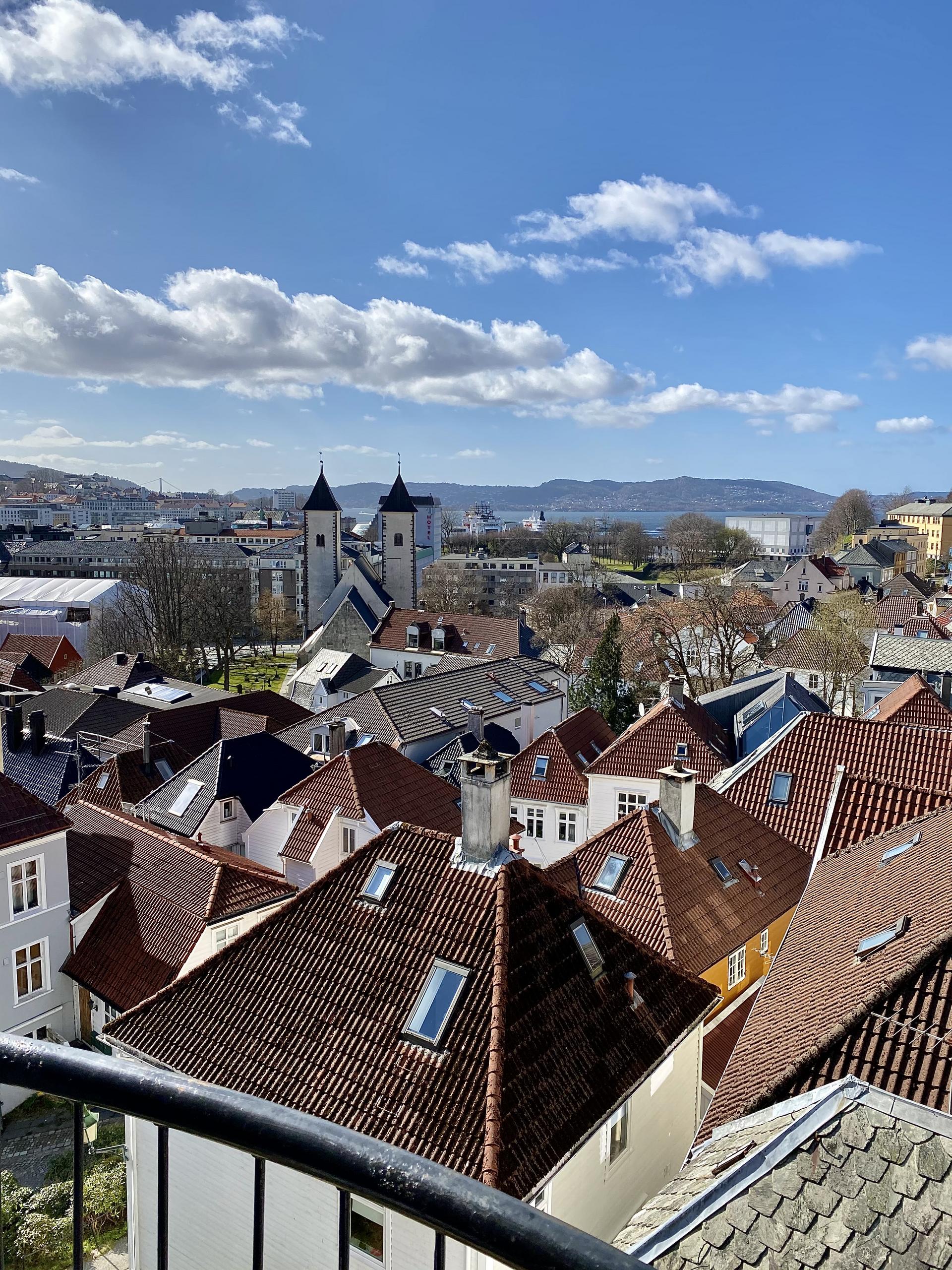 Den sjeldent vakre utsikten følger deg gjennom stuens vinder, og ikke minst kommer den til sin rett på balkongen. Her har man orkesterplass mot Koengen, og kan nyte musikken fra årets konserter fra hjemmets fred og ro.