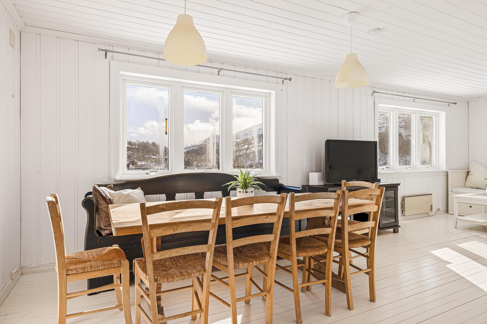 I stuen har man god plass til å invitere både venner og famile til koselige sammenkomster. 