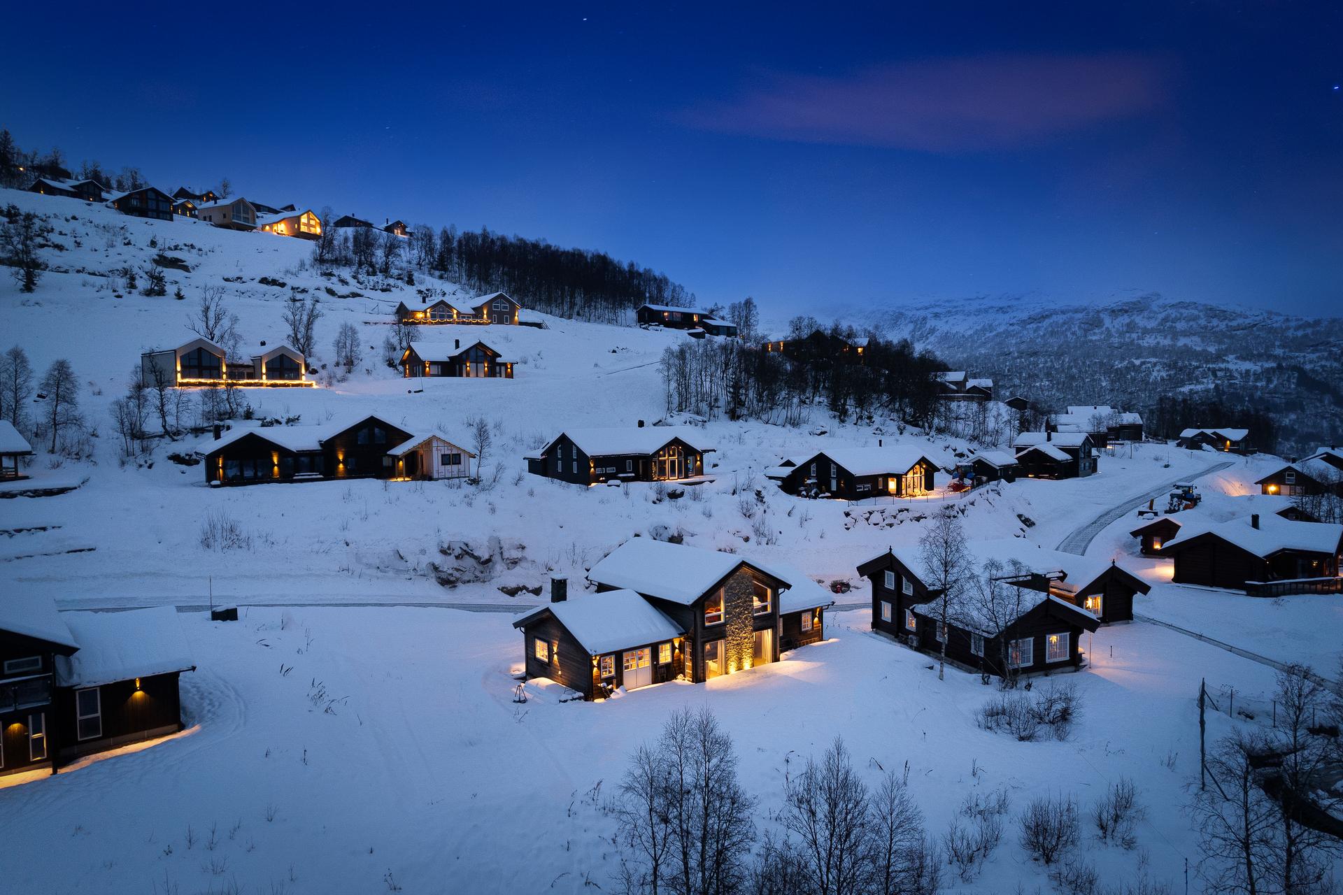 Hytta er ei av få som er bygd med 3 etasjar og har ein strøken beliggenhet med ski-in, ski-out.